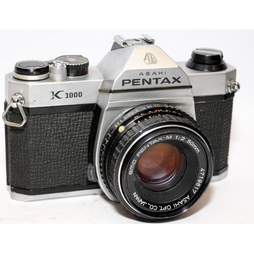 159 - Quality vintage Asahi Pentax K1000 35mm SLR camera with fitted Pentax-M 1:2 50mm prime lens. Shutter... 