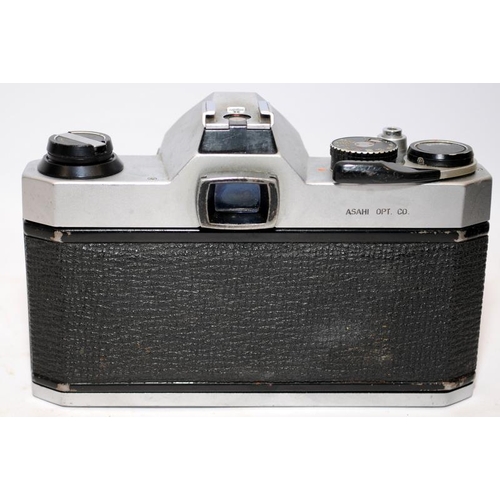 159 - Quality vintage Asahi Pentax K1000 35mm SLR camera with fitted Pentax-M 1:2 50mm prime lens. Shutter... 