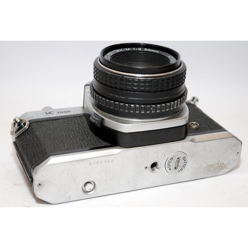 159 - Quality vintage Asahi Pentax K1000 35mm SLR camera with fitted Pentax-M 1:2 50mm prime lens. Shutter... 