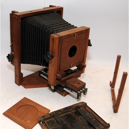 171 - Wooden carcass for a vintage plate camera, including bellows