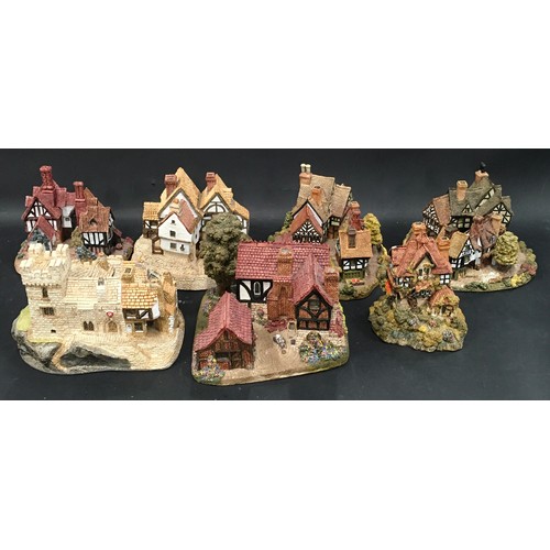 122 - Lilliput Lane: Unboxed collection to include Tudor Court x 2, Warwick Hall, Red Lion, Castle Street,... 