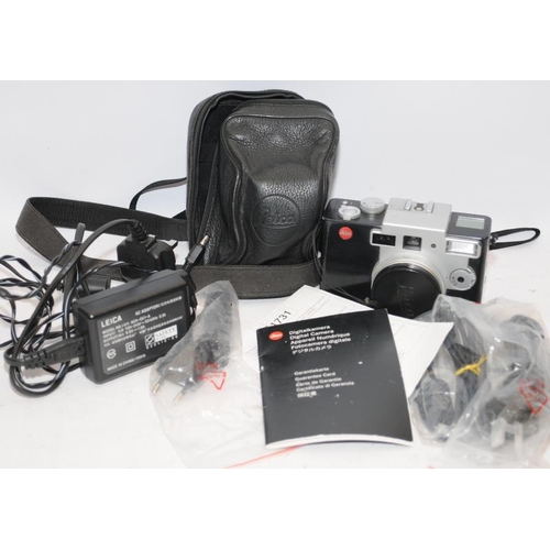 158 - Quality Leica Digilux 1 4mp digital camera c/w battery, charger cable, soft case and other ancillary... 