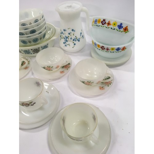 78 - Collection of vintage mid 20th century Pyrex glassware items. Various patterns.