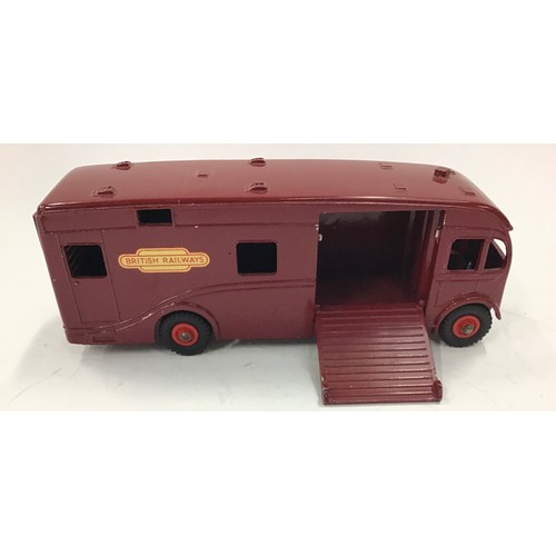 76 - Dinky 981 Horse Box 