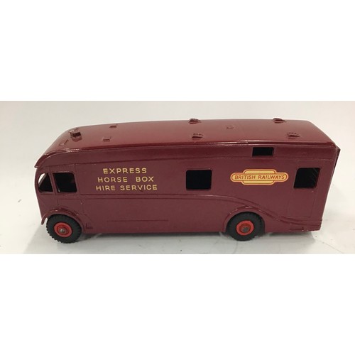 76 - Dinky 981 Horse Box 