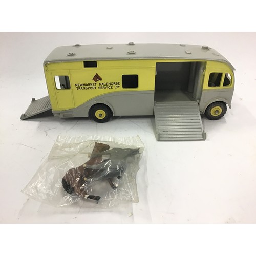 85 - Dinky 979 Racehorse Transporter 