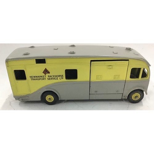 85 - Dinky 979 Racehorse Transporter 