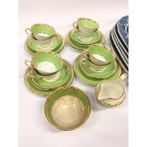 105 - Tobys Nottingham green vintage china tea set for 8 people (one saucer missing) together with six blu... 