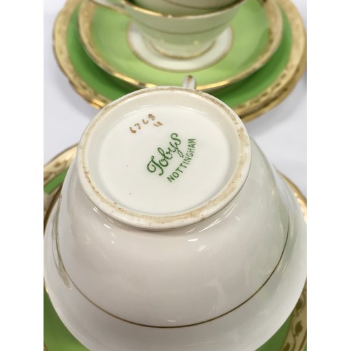 105 - Tobys Nottingham green vintage china tea set for 8 people (one saucer missing) together with six blu... 