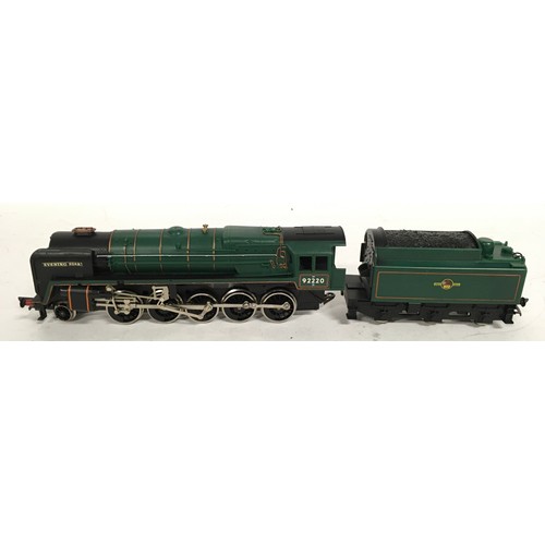 157 - 2 Hornby OO gauge locomotives: 2-10-0 Class 9f Evening Star and R398 LNER A1 Flying Scotsman. Both a... 