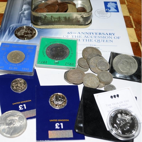 11 - A collection of vintage GB coins to include One pounds, Two Pounds and Crowns