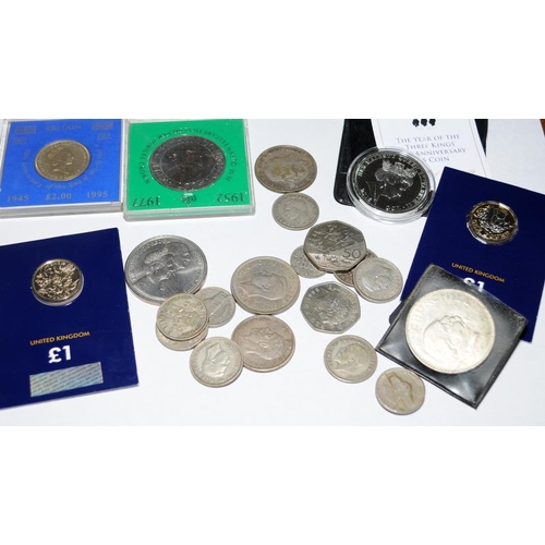 11 - A collection of vintage GB coins to include One pounds, Two Pounds and Crowns