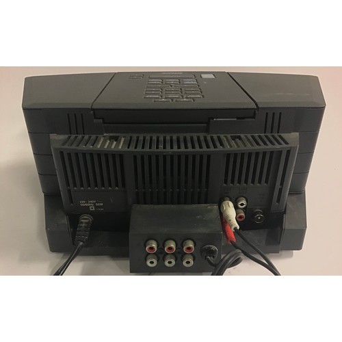 402 - BOSE WAVE RADIO / CD UNIT. This unit comes with base for connecting auxiliary units and powers up wh... 