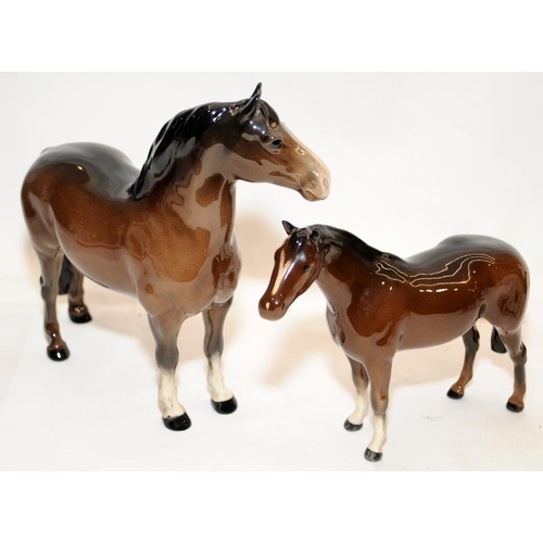 295 - A collection of Beswick glossy Chestnut horses of varying sizes, the largest being 19cms tall. Five ... 