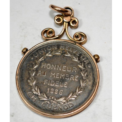 53 - Swiss Union Helvetia Honneur Au Membre Fidale 1886 in a gold mount, award medal