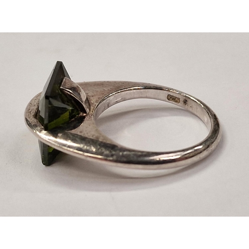 359 - A green tourmaline and 925 silver ring Size N