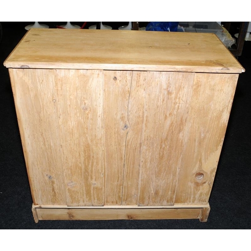 493 - Victorian 2 over 3 graduated chest of pine drawers standing on a separate pine plinth. O/all hight w... 