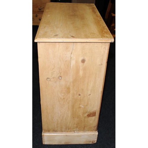 493 - Victorian 2 over 3 graduated chest of pine drawers standing on a separate pine plinth. O/all hight w... 