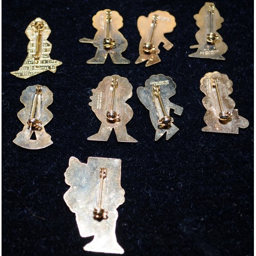 124 - Large collection of modern Robertson's Golly pin badges (25).