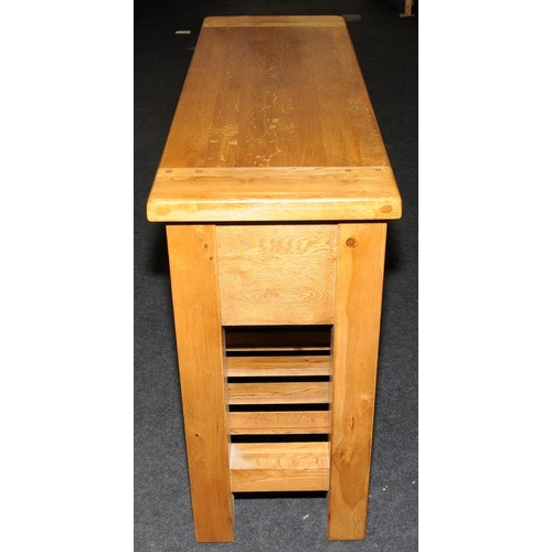 495 - Quality light oak dresser base, three drawers over pot board. 118cms wide x 85cms x 40cms.