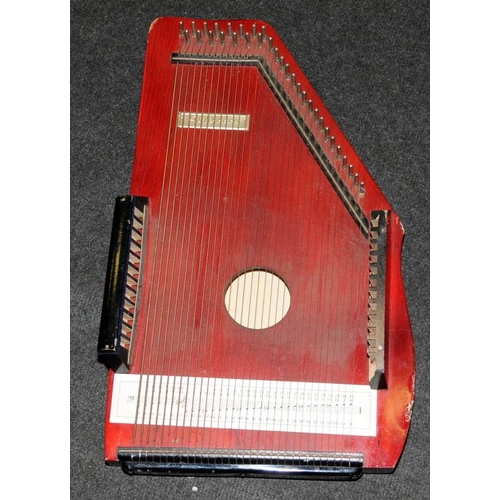 79 - A Auto Harp instrument. (25)