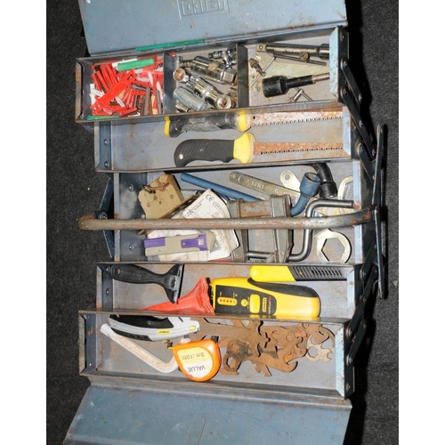 494 - A metal tool box containing various tools. (D5)