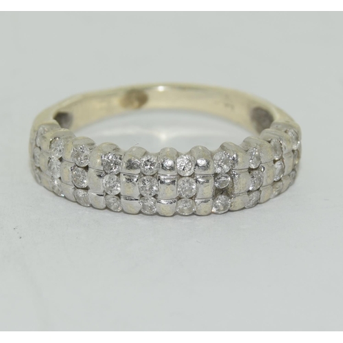 210 - 18ct white gold (tested) ladies diamond bar ring approx 0.33ct size N