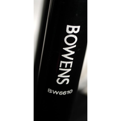 54 - 2 x Bowens lightweight photographic studio  light stand ref: BW6610 c/w Bowens Bw6625 compact light ... 