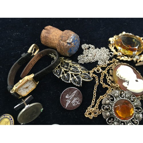 47 - Mixed curios to include items of jewellery, brass buttons etc.