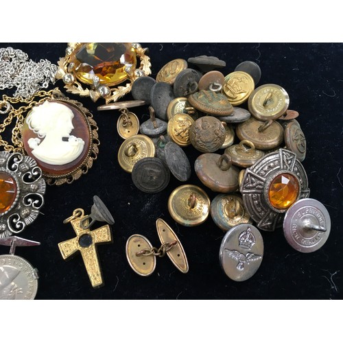 47 - Mixed curios to include items of jewellery, brass buttons etc.