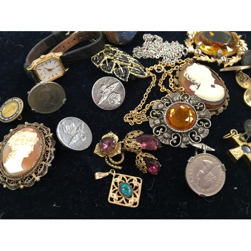 47 - Mixed curios to include items of jewellery, brass buttons etc.