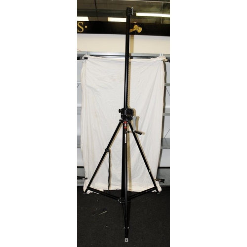 82 - Manfrotto professional quality heavy duty wind up stand. Total extended height approx 2.5m. Model re... 