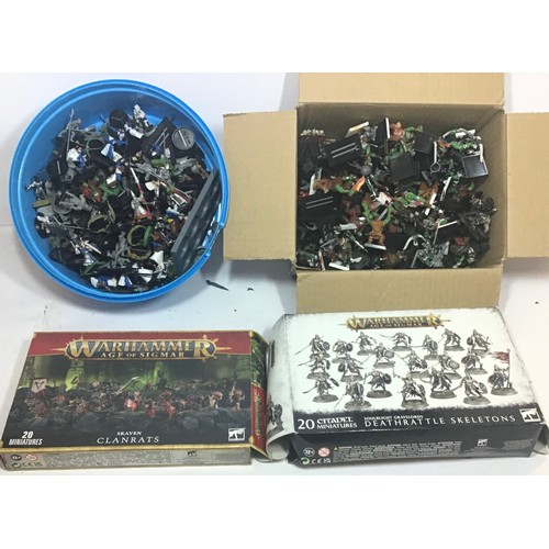 1 - Collection of Warhammer found here in this large box which includes various figures - Blood Bowl gam... 