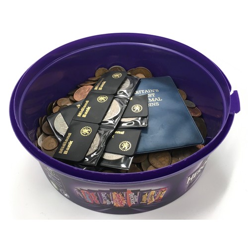 269 - Dark blue heroes tub containing a collection of British coinage.