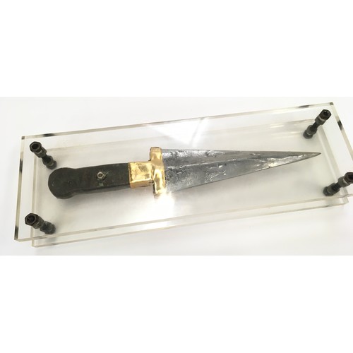 277 - A decorative dagger in perspex case.