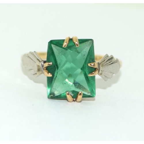 543 - 9ct gold ladies emerald green colour ring size N