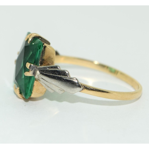 543 - 9ct gold ladies emerald green colour ring size N