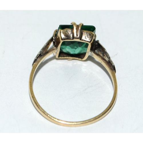 543 - 9ct gold ladies emerald green colour ring size N