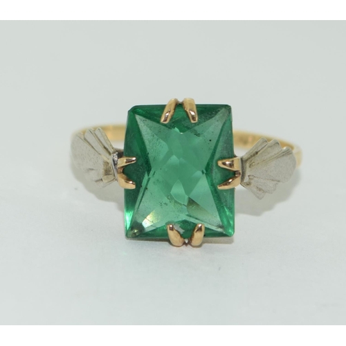 543 - 9ct gold ladies emerald green colour ring size N