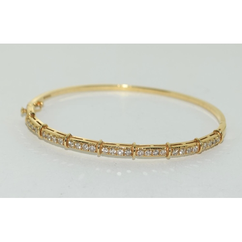 539 - A 14ct Gold & Diamond set Hinged Bangle. Approx 9.4g