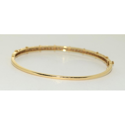 539 - A 14ct Gold & Diamond set Hinged Bangle. Approx 9.4g