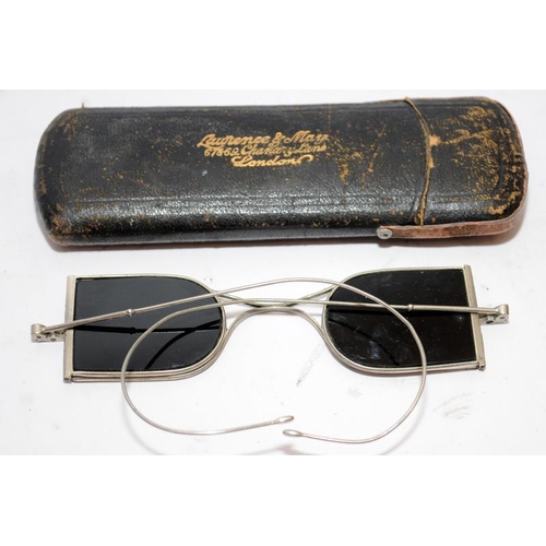 285 - Victorian Double D tinted railroad / carriage glasses c/w original case