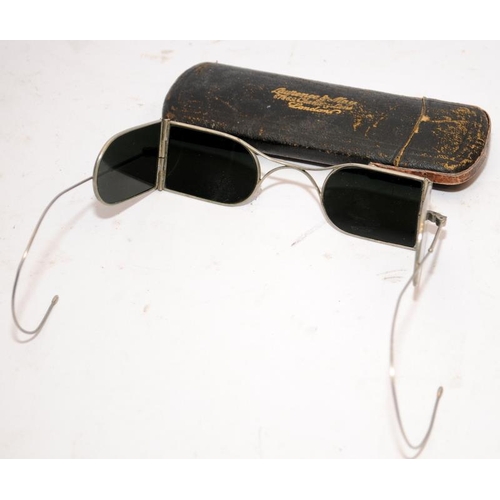 285 - Victorian Double D tinted railroad / carriage glasses c/w original case