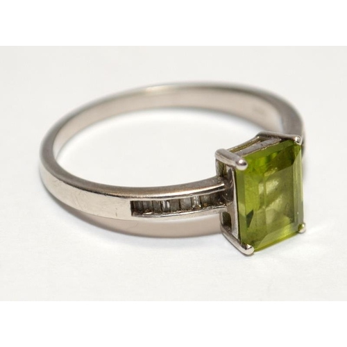 391 - A 925 silver peridot solitaire ring Size T