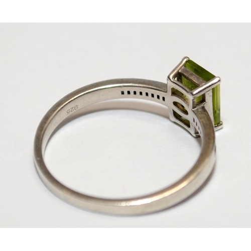 391 - A 925 silver peridot solitaire ring Size T