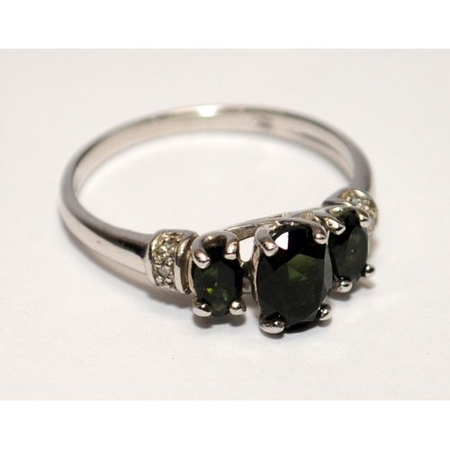 453 - A 925 silver and green tourmaline ring Size P