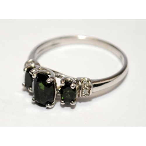 453 - A 925 silver and green tourmaline ring Size P