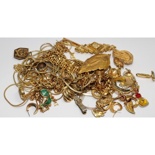 537 - A collection of costume jewellery to include necklaces, pendants, earrings and brooches