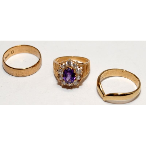 417 - Collection of 9ct gold jewellery to include rings, earrings and a box chain in need of repair. 26.2g... 