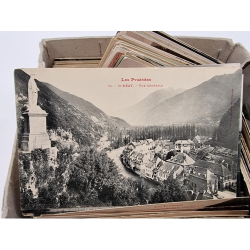 224 - Box of 750+ old French postcards.